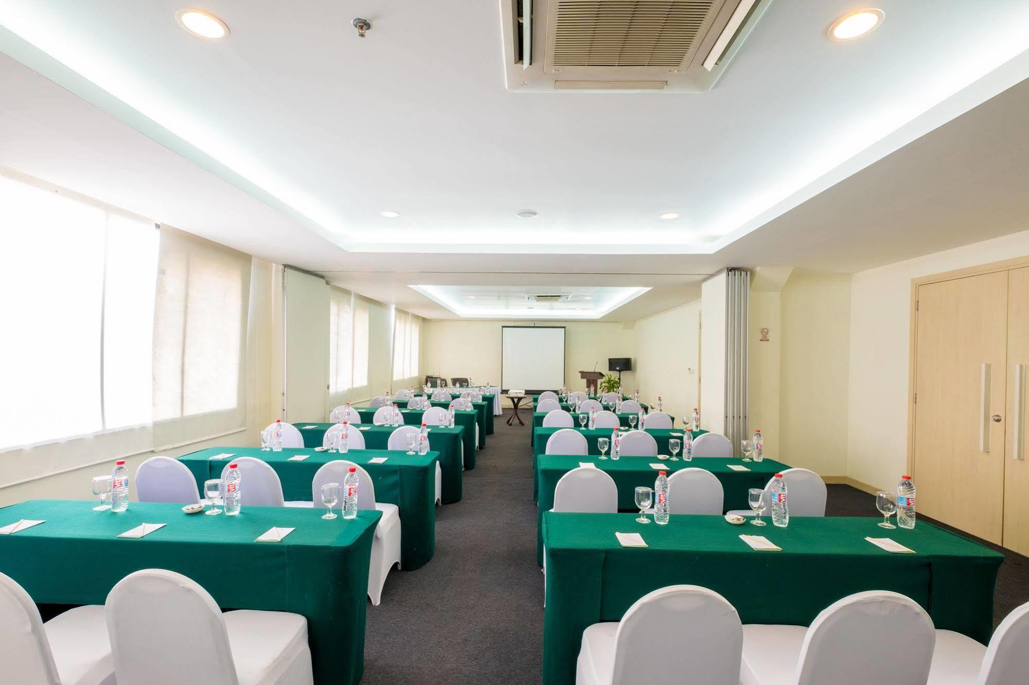 Sintesa Peninsula Hotel Палембанг Екстериор снимка