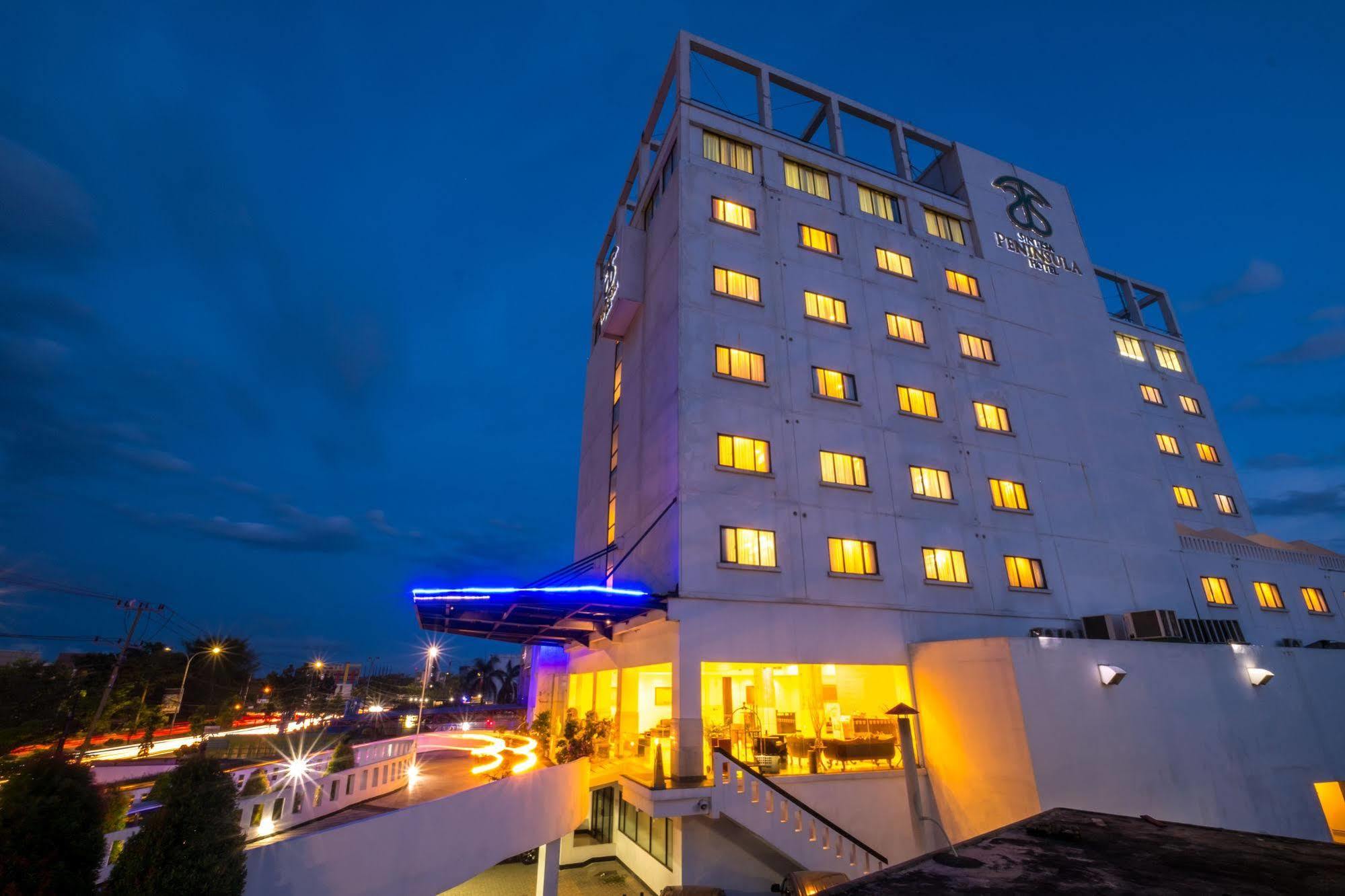 Sintesa Peninsula Hotel Палембанг Екстериор снимка