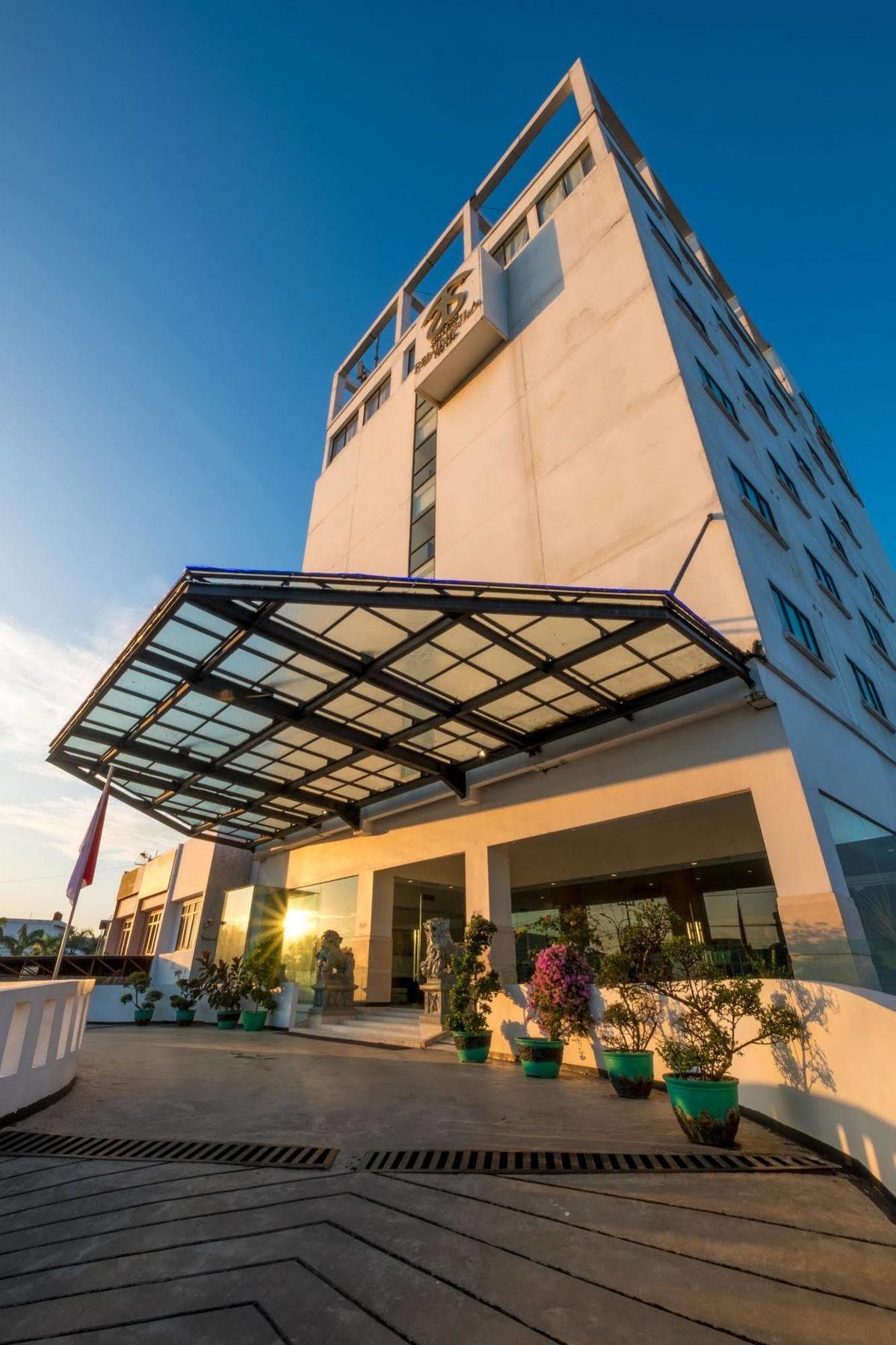 Sintesa Peninsula Hotel Палембанг Екстериор снимка